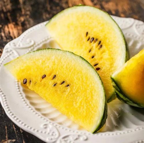 镜子前拍照吃瓜,捕捉瞬间美食时光